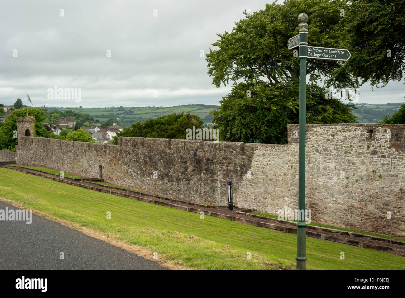 Irische Stadtmauern. Die Stadtmauern aus dem 13. Jahrhundert im Raleigh-Viertel in Youghal, County Cork, Irland. Stockfoto