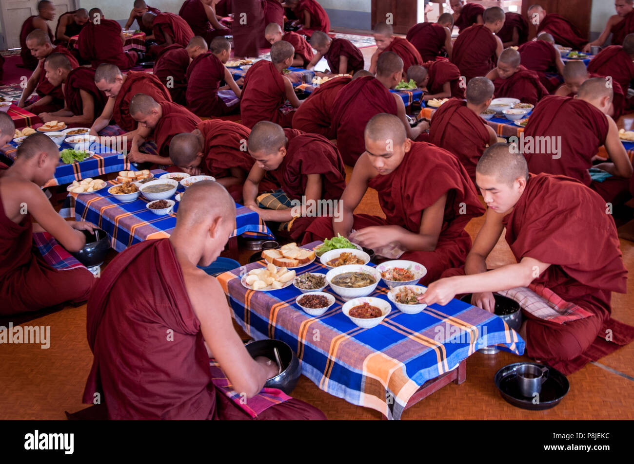 Die Mönche gemeinsame Mahlzeit im Kloster Stockfoto