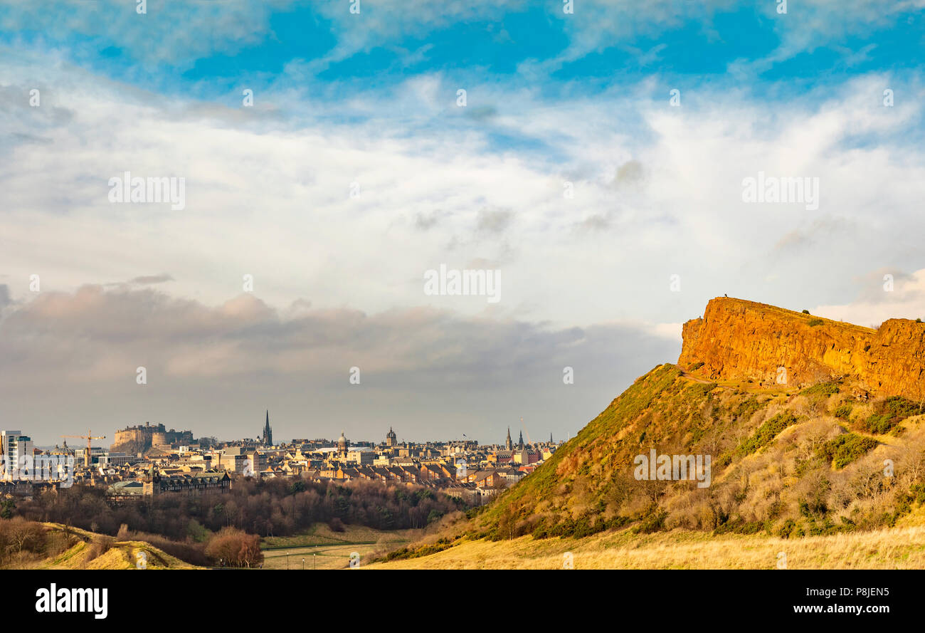 Querformat der Stadt Edinburgh und Arthur Sitz mit schönen Hügeln. Stockfoto