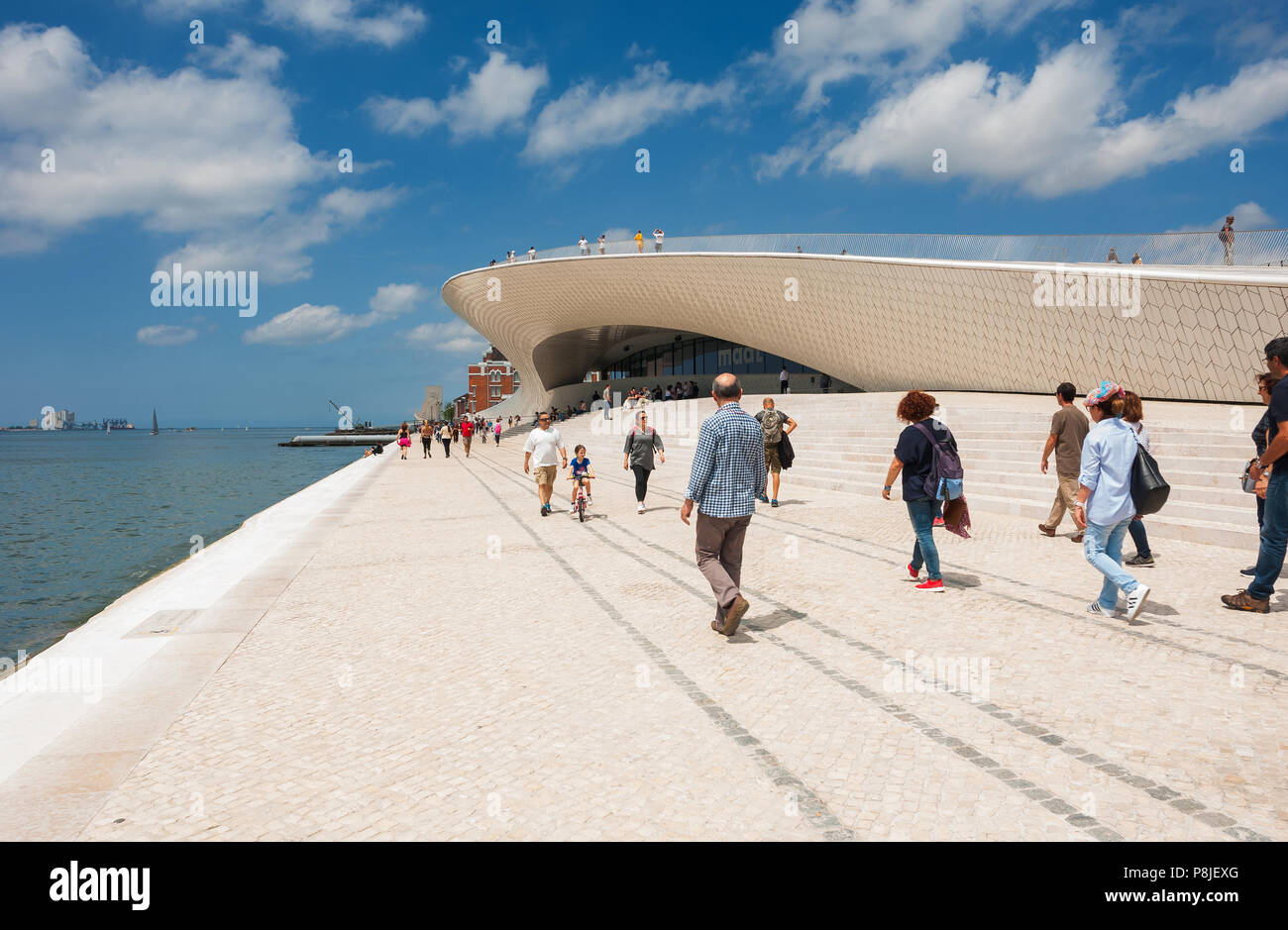 Lissabon, Portugal - 27. Mai 2018: MAAT - Menschen im Museum für Kunst, Architektur und Technik. Die von dem britischen Architekten Amanda Levete konzipiert Stockfoto