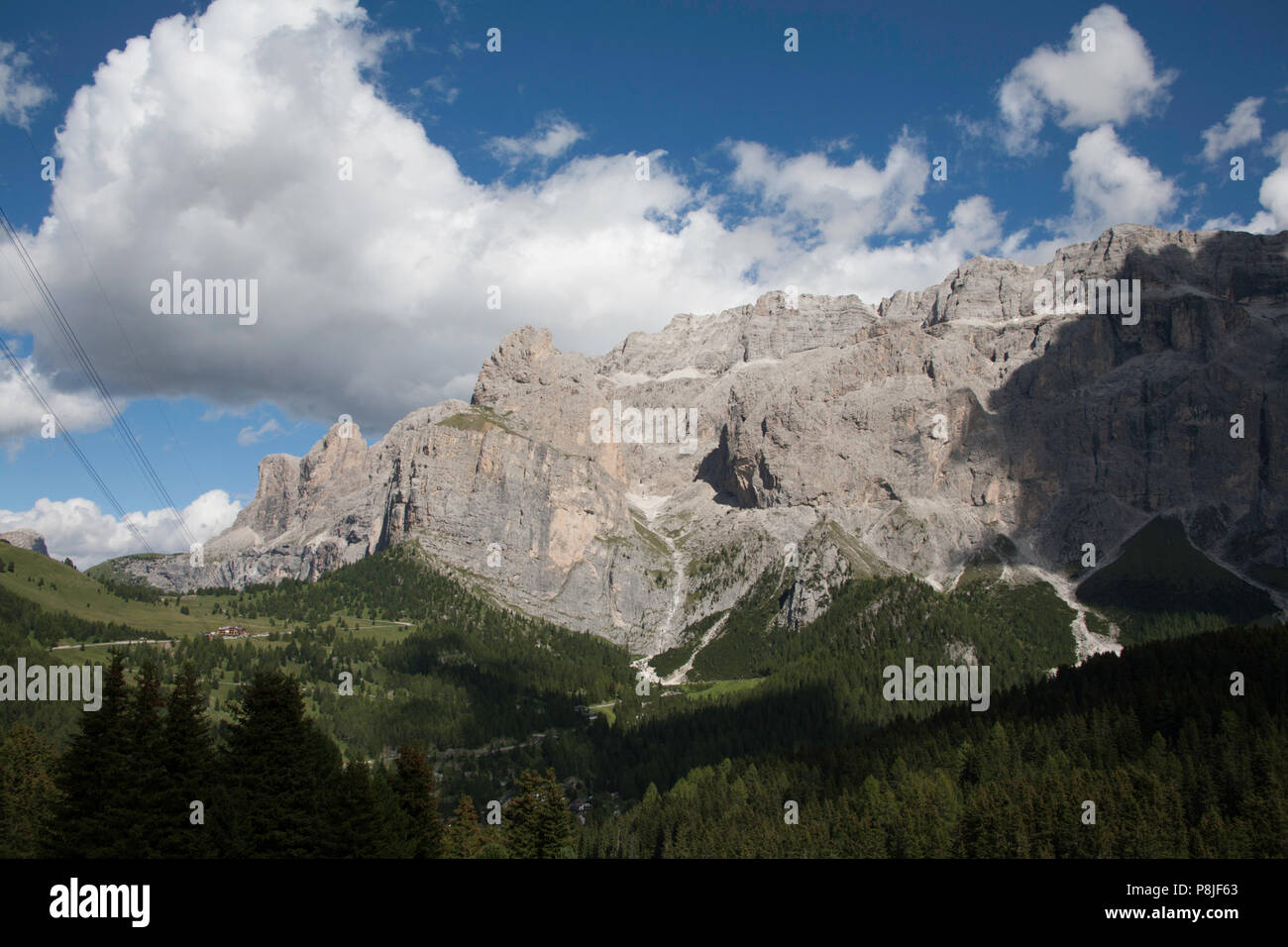 Cloud durch Campanili de Murfreit und Bindelturm T de Murfreitthe Sella Gruppe von Plan de Gralba Wolkenstein Gröden Dolomiten Italien Stockfoto