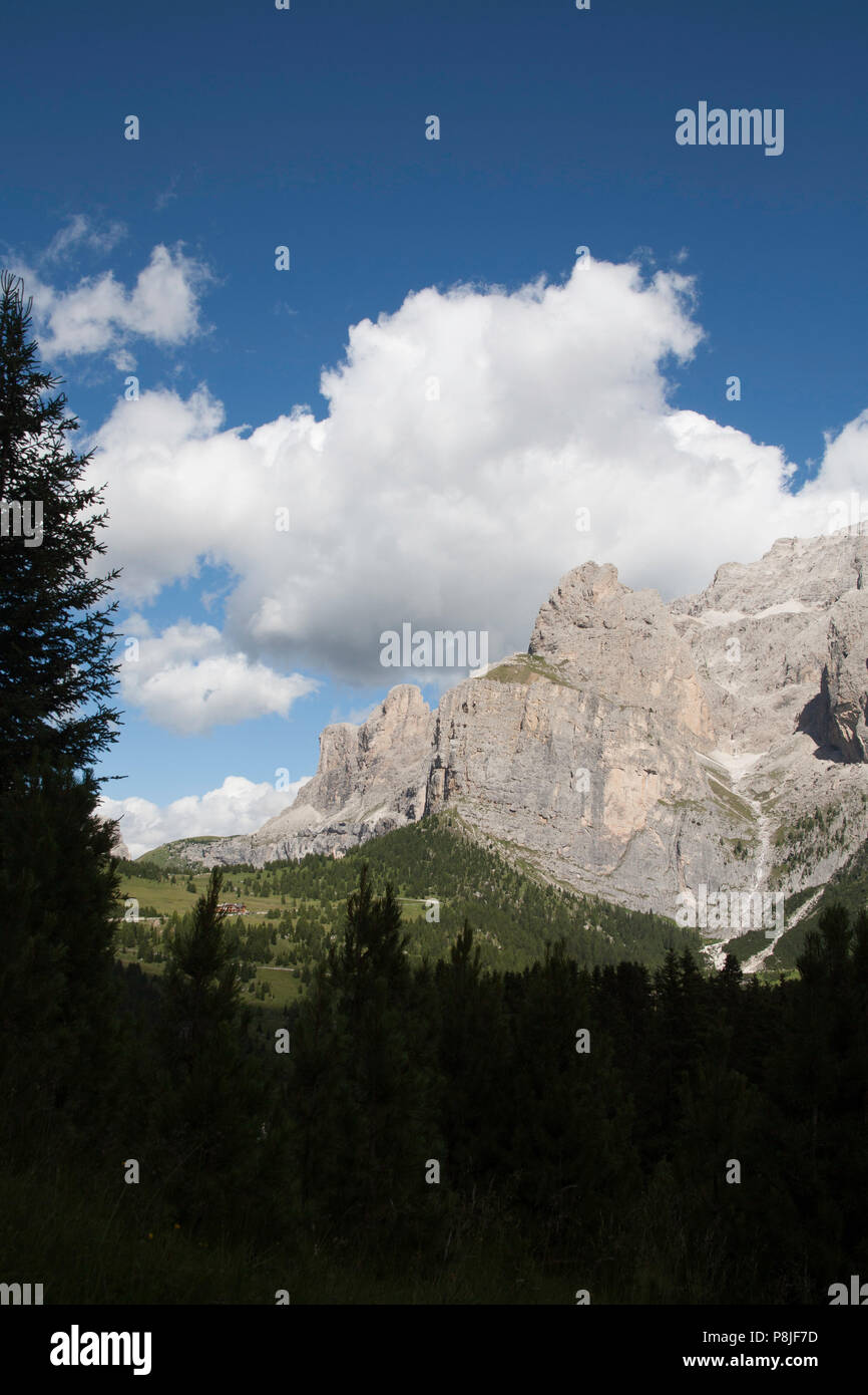 Cloud durch Campanili de Murfreit und Bindelturm T de Murfreitthe Sella Gruppe von Plan de Gralba Wolkenstein Gröden Dolomiten Italien Stockfoto