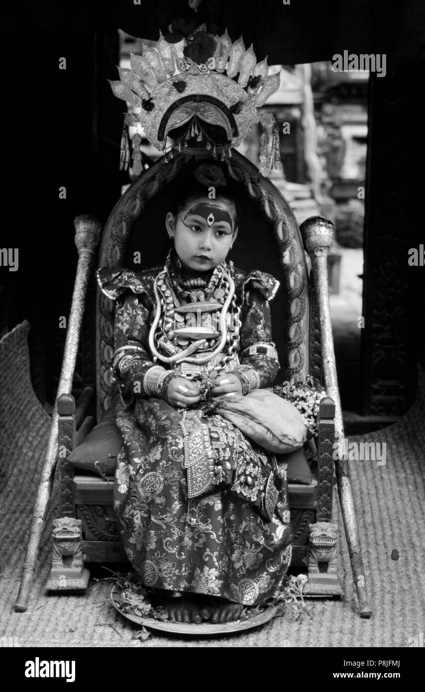 Die lebende Göttin in ihrem vollen Regalia sitzt auf Ihrer geworfen während des Rato Machendranath Festival - PATTAN, NEPAL Stockfoto