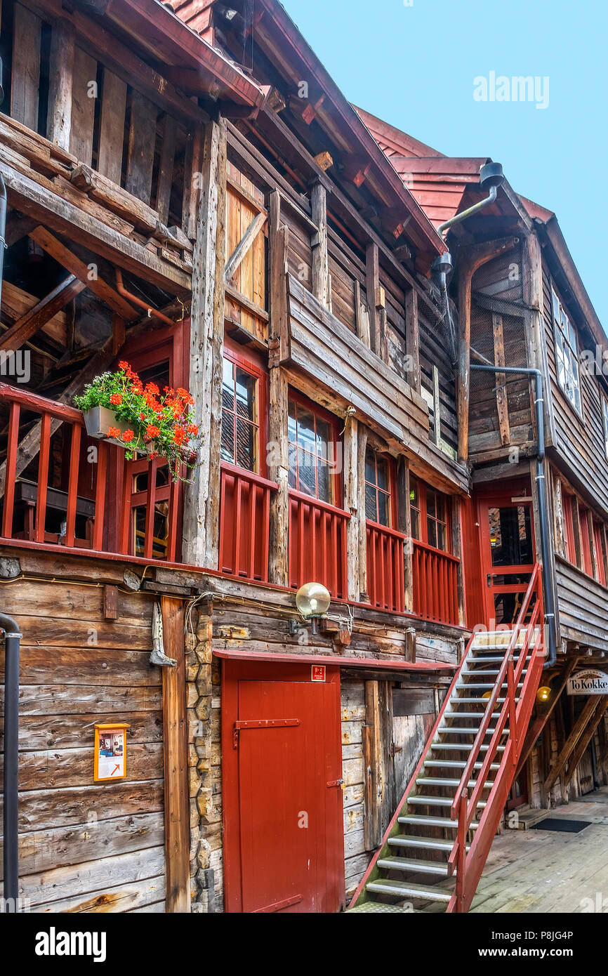 Altes Holz gerahmt Gebäude Bergen Norwegen Stockfoto