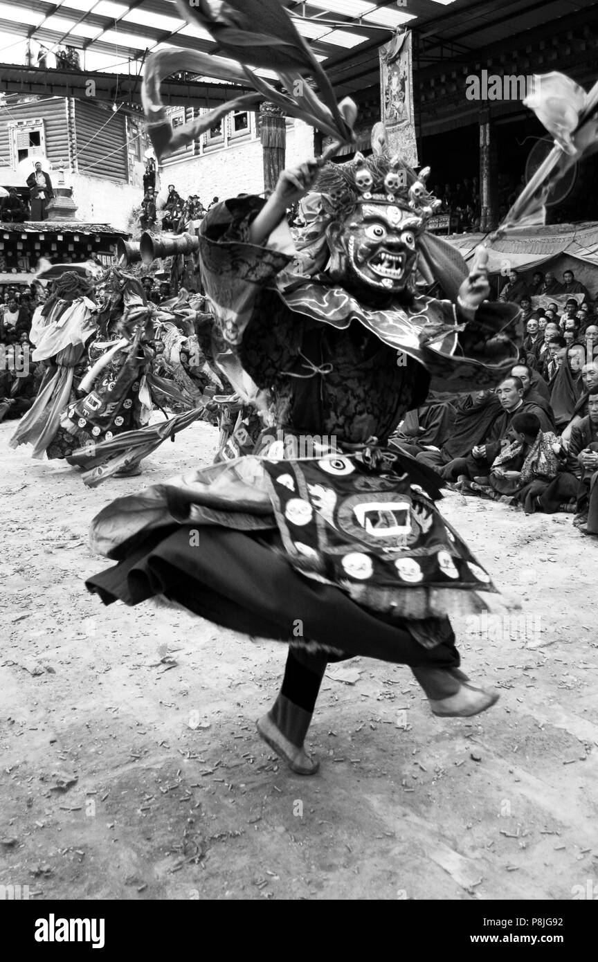 Maskierte Tänzer zähmt Dämonen & Negativität an der Monlam Chenpo, katok Dorjeden Kloster - Kham, (Tibet), Sichuan, China Stockfoto