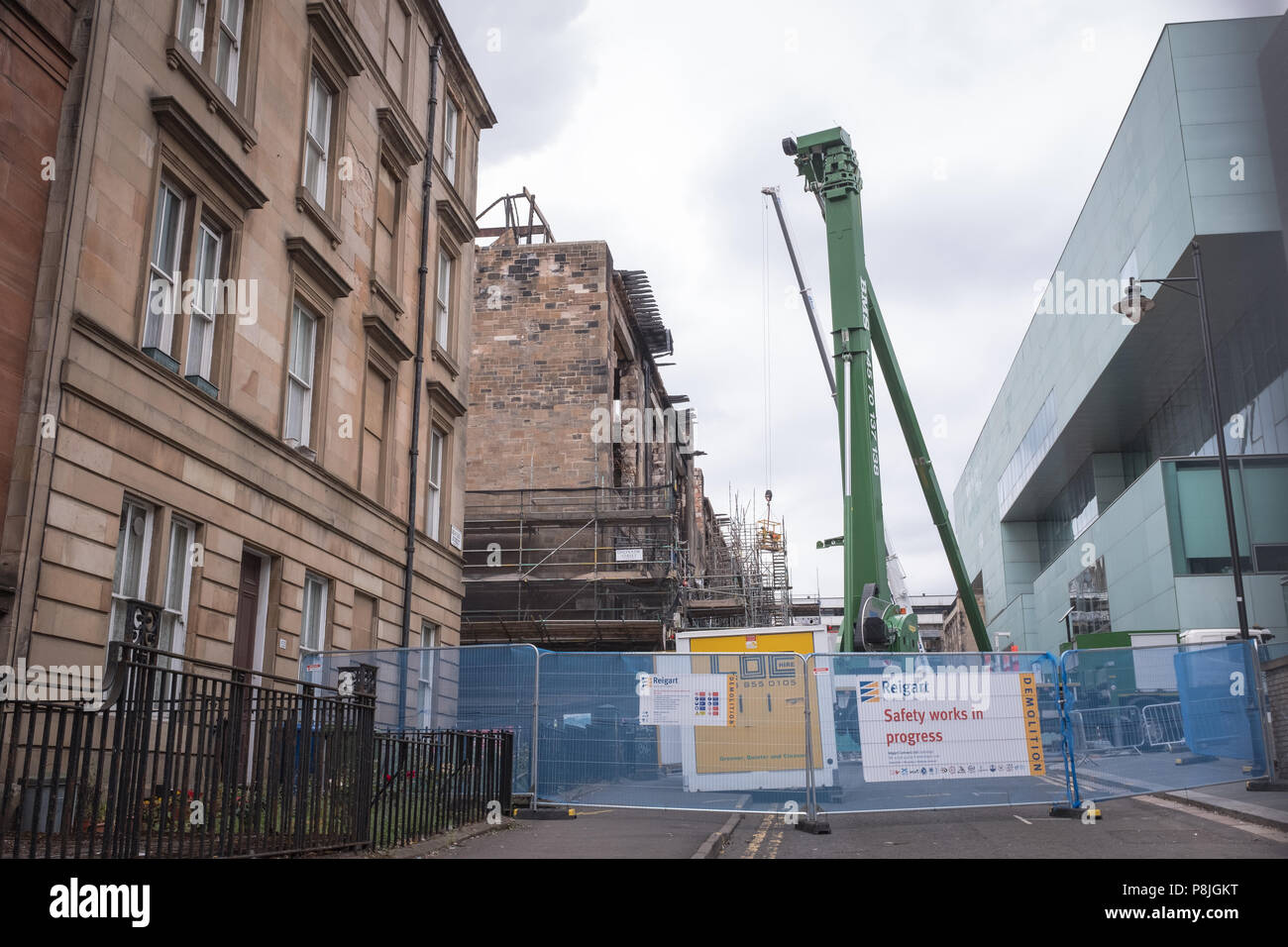 Blick auf das Feuer beschädigte Gebäude der Glasgow School of Art in der Renfrew Street, Glasgow, als die Reparaturarbeiten beginnen. Stockfoto