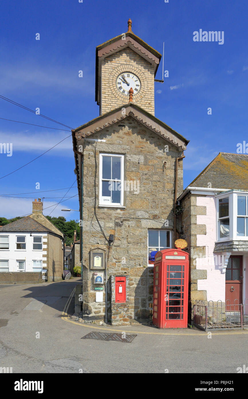 Hafen Büro mit Post und Telefon Kiosk vor, Fowey, Cornwall, England, Großbritannien. Stockfoto