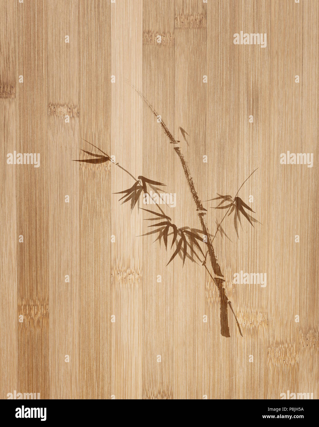 Lizenz auf MaximImages.com filigranes Design eines Bambusstiels mit jungen Blättern. Orientalisches Zen-Kunstwerk auf hölzernem Bambusfaserhintergrund. Stockfoto