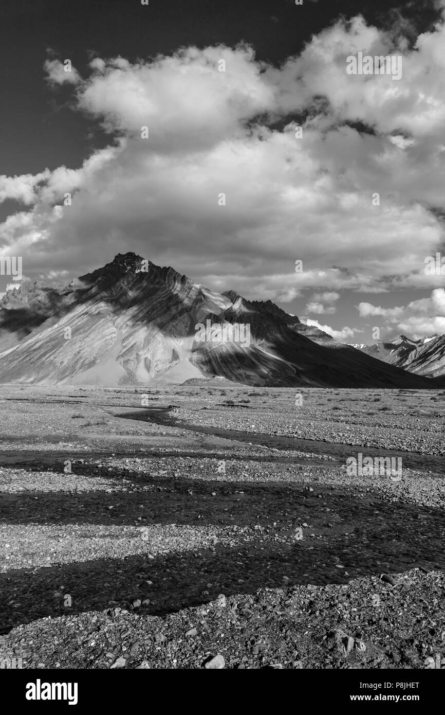 Himalayan Peaks der Nonne und Kun Gebirge in der SURU River Valley - Zanskar, Ladakh, Indien Stockfoto
