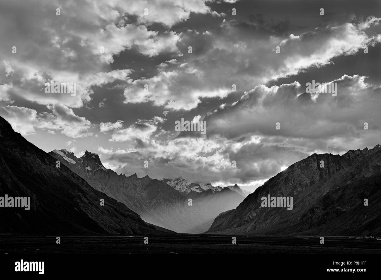 Die massive Himalayan Peaks der Nonne und KUN sind 23,409 Fuß hoch in den Suru Tal - Zanskar, Ladakh, Indien Stockfoto