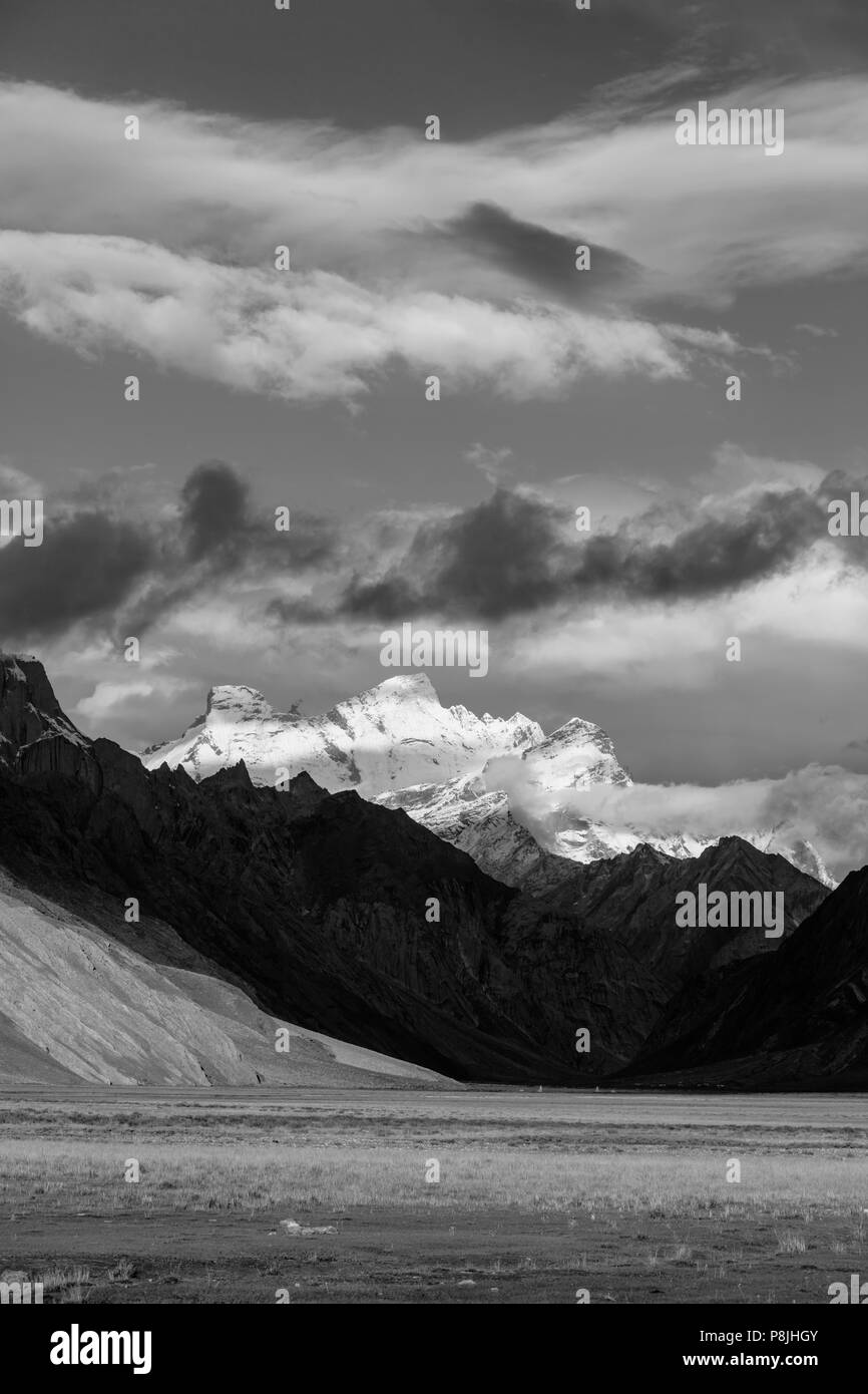 Die massive Himalayan Peaks der Nonne und KUN sind 23,409 Fuß hoch - Zanskar, Ladakh, Indien Stockfoto