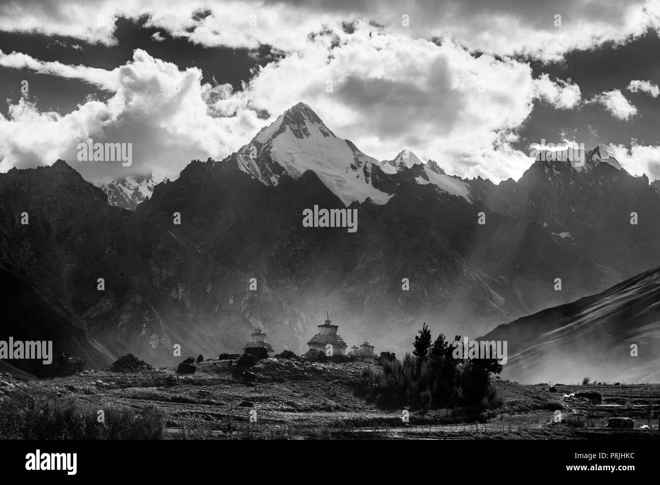 HIMALAYAN PEAKS und STUPAS ein Ridge in der Nähe von KARSHA MONASTERY in die STOD RIVER VALLEY - Zanskar, Ladakh, Indien Stockfoto