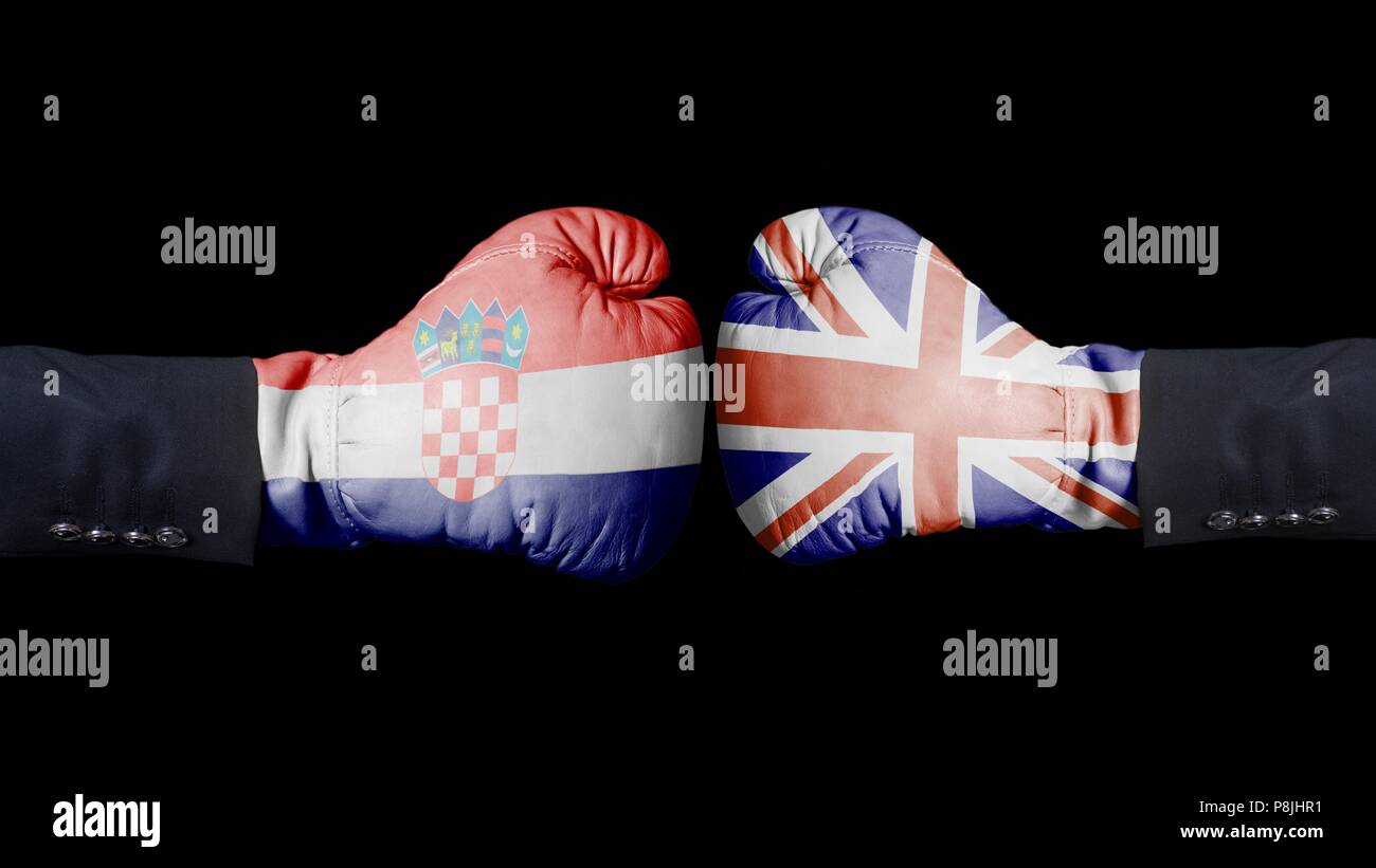 Boxhandschuhe mit Kroatien und der britische Union Jack Flagge. Kroatien gegenüber britischen Konzept auf Schwarz Stockfoto