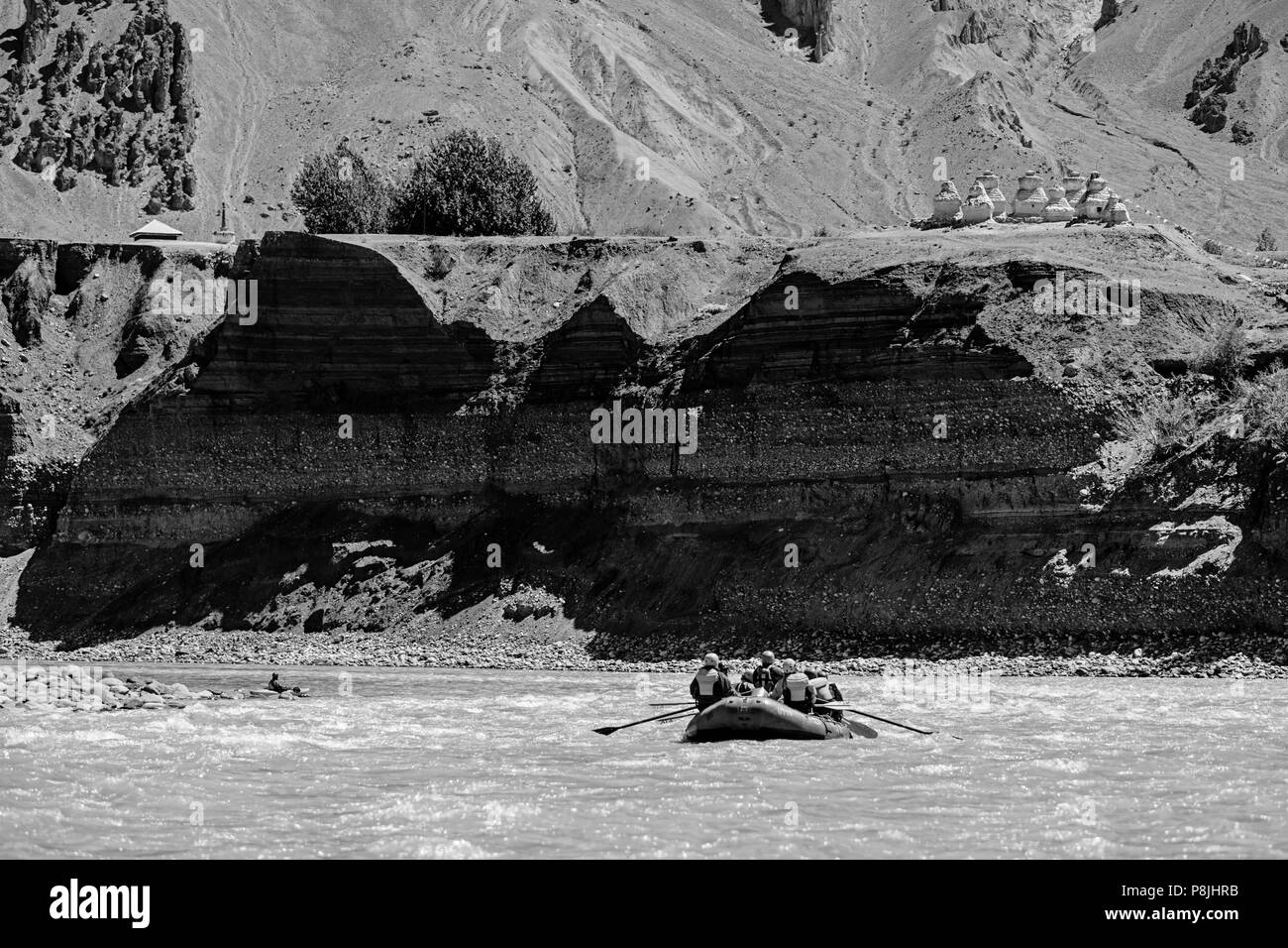 River Rafters unter buddhistischen STUPAS am Ufer der STOD FLUSS - Zanskar, Ladakh, Indien Stockfoto