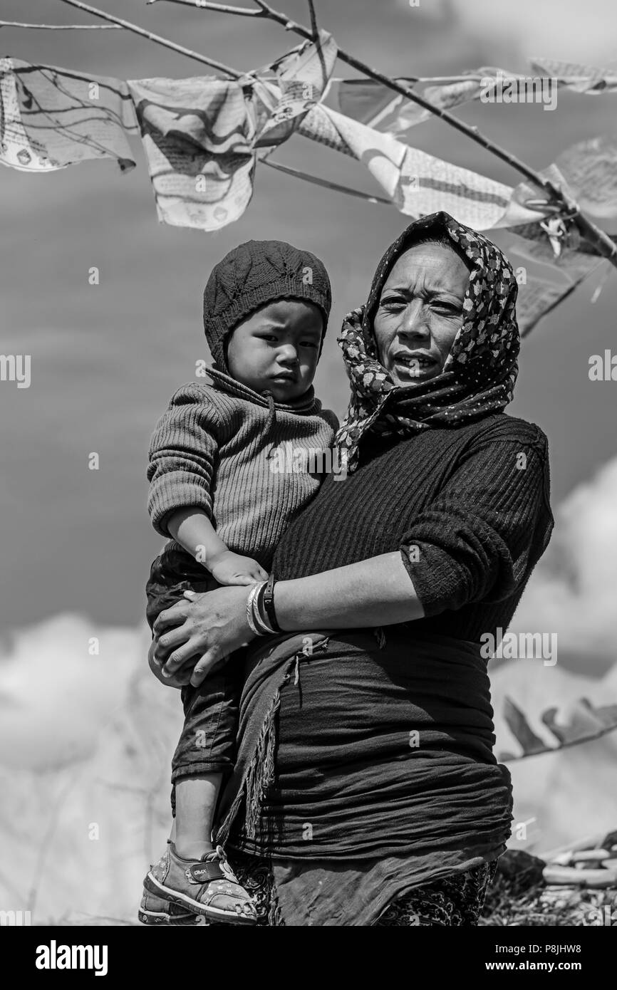 Eine Frau und Kind von NYERAK Dorf im ZANSKAR RIVER GORGE - Zanskar, Ladakh, Indien Stockfoto