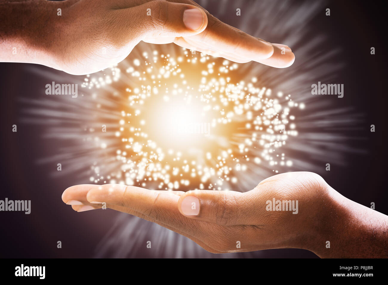 In der Nähe der geheimnisvollen Glühen, die Macht in den Händen Stockfoto