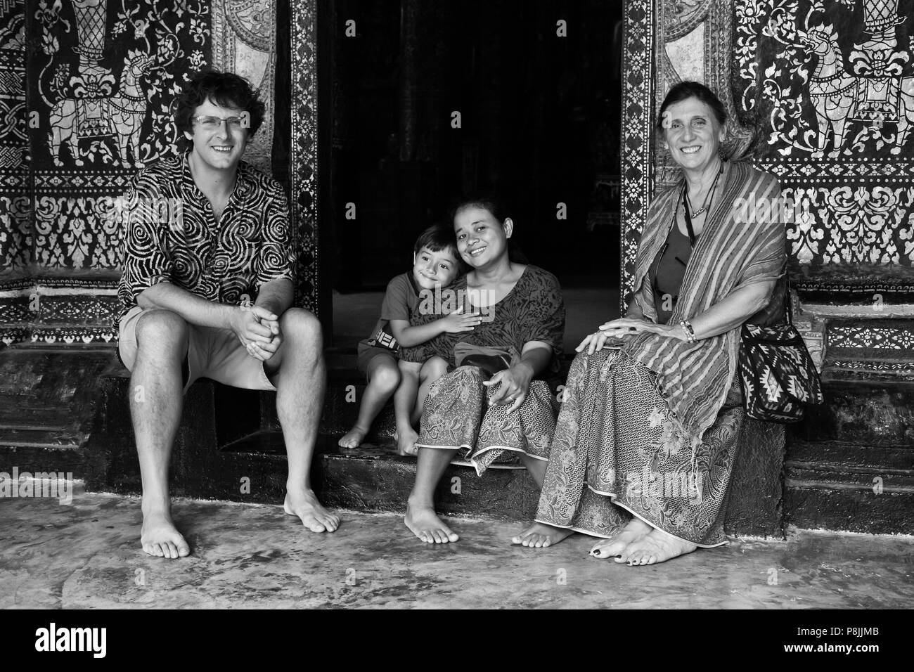 Familie in der Tür des WAT XIENG THONG (Tempel der goldenen Stadt), erbaut im Jahre 1560 - LUANG PRABANG, LAOS Herr Stockfoto