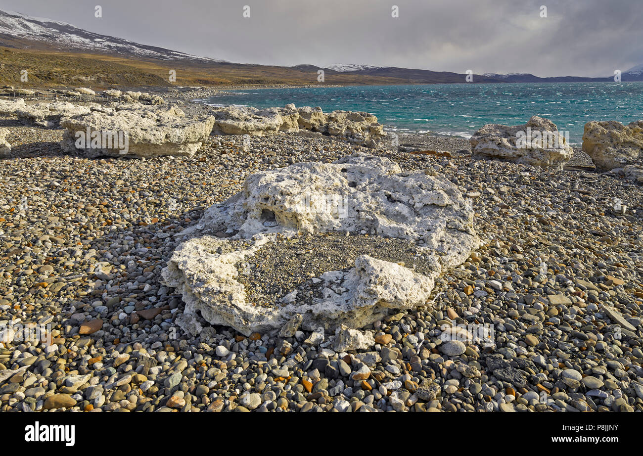 Der See Lago Sarmiento mit Kalkstein Formationen Formationen im Vordergrund im Torres del Paine Nationalpark Stockfoto
