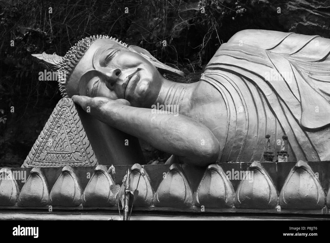 RECLINING GOLDEN BUDDHA auf MOUNT PHOUSI - LUANG PRABANG, LAOS Stockfoto