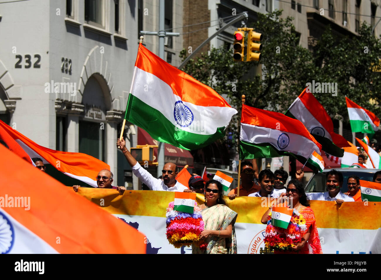 NEW YORK, NY - AUGUST 21: lebendige und vielfältige Massen Teil in der 36Th Indien Day Parade nehmen der Unabhängigkeit Indiens Tag auf der Madison Avenue, M zu feiern. Stockfoto