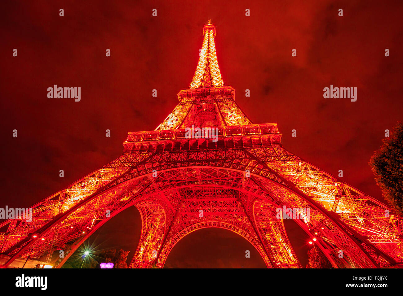 Paris, Frankreich, 1. Juli 2017: rote Leuchten auf den Eiffelturm bei Nacht. Perspektiven der Tour Eiffel, Wahrzeichen von Paris. Untere Panorama von unten in Champ de Mars in Paris, Frankreich. Stockfoto