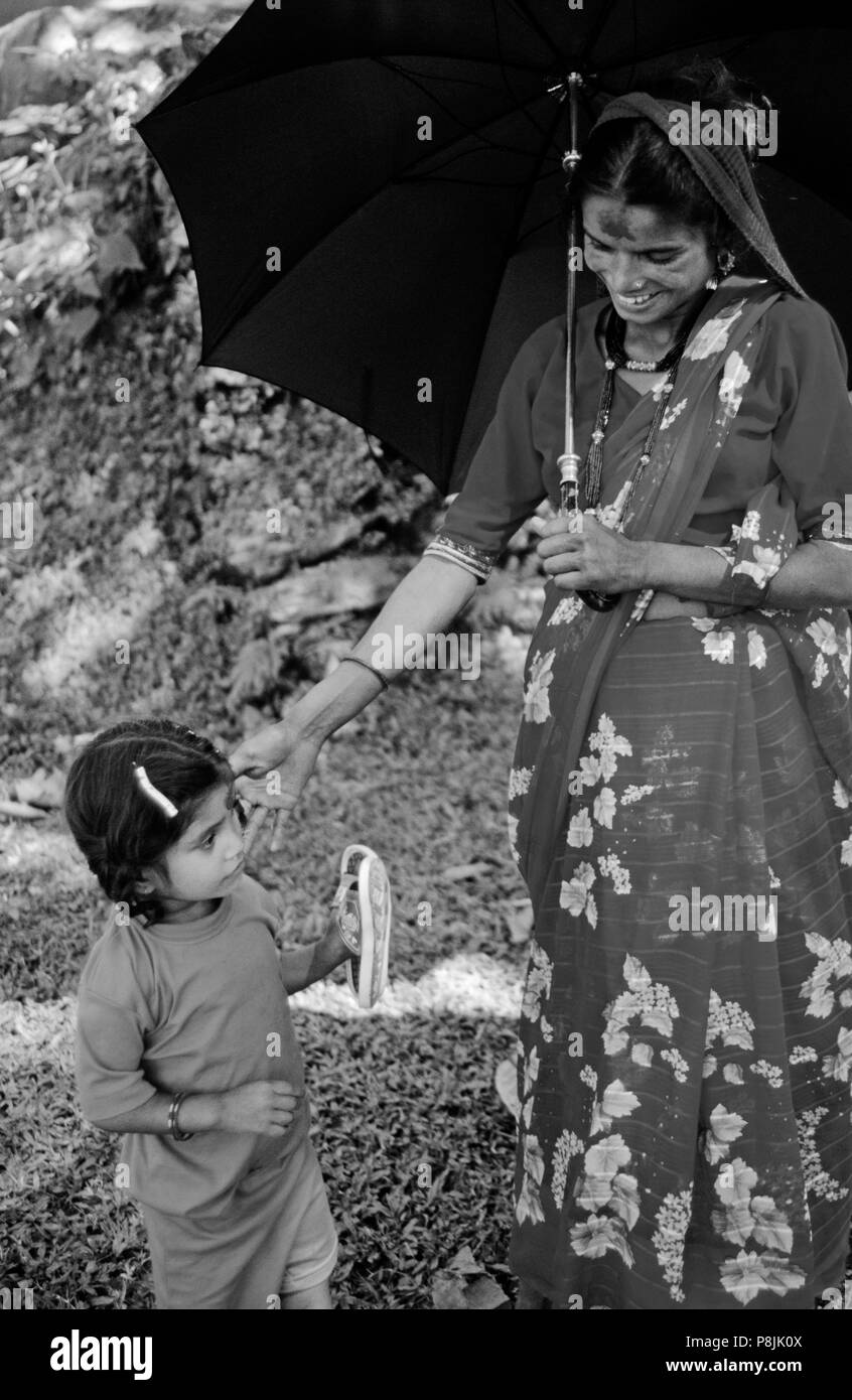 NEPALI FRAU & Tochter im Dorf KHANDBAR auf dem Weg zum Makalu Barun NATIONALPARK - OST, NEPAL Stockfoto