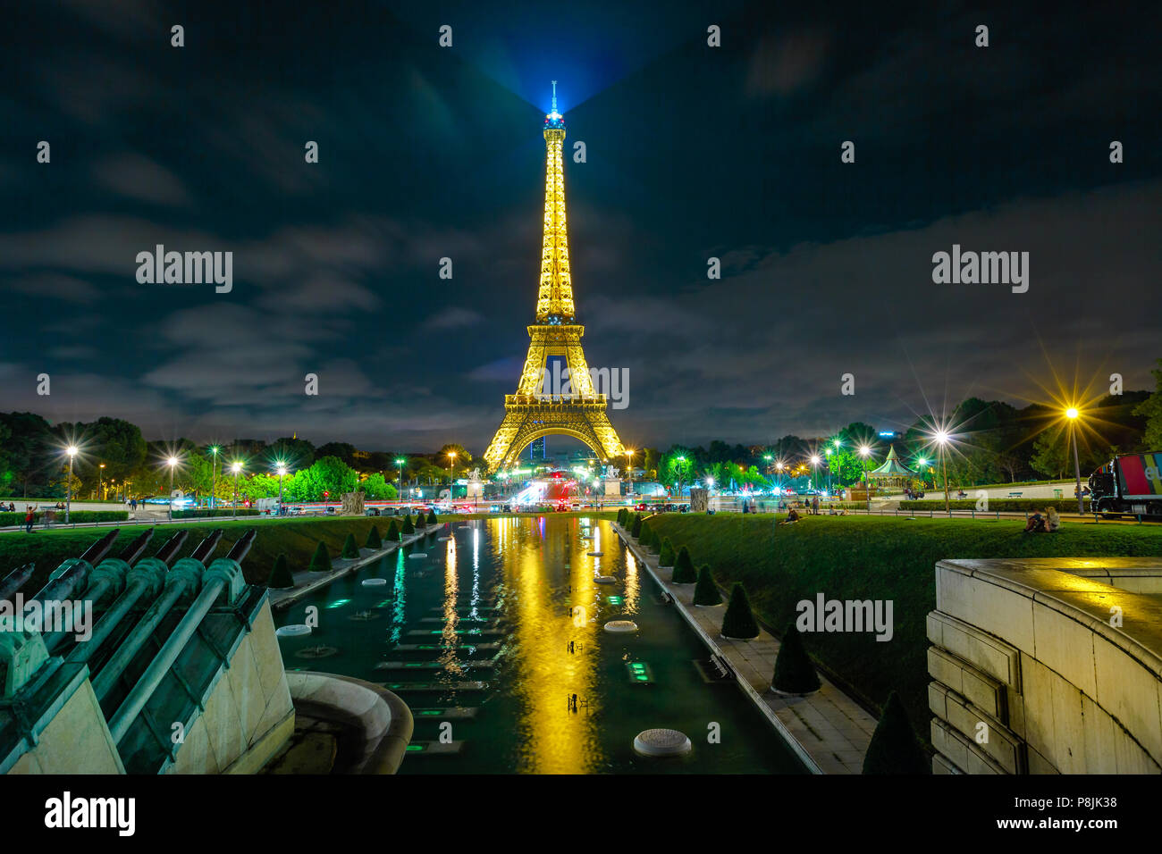 Paris, Frankreich, 2. Juli 2017: Eiffelturm spiegeln sich in den Pool der Brunnen während der Lichter in der Abendshow. Jardins du Trocadero mit Nachtbeleuchtung. Pariser Skyline im Hintergrund. Stockfoto