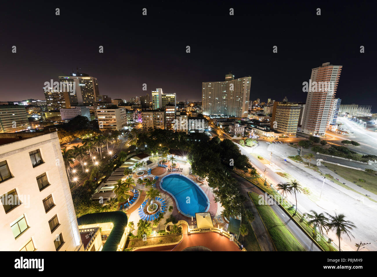 Das historische Hotel Nacional de Cuba in der Nacht, gelegen auf dem Malecón in der Mitte von Vedado, Kuba Stockfoto