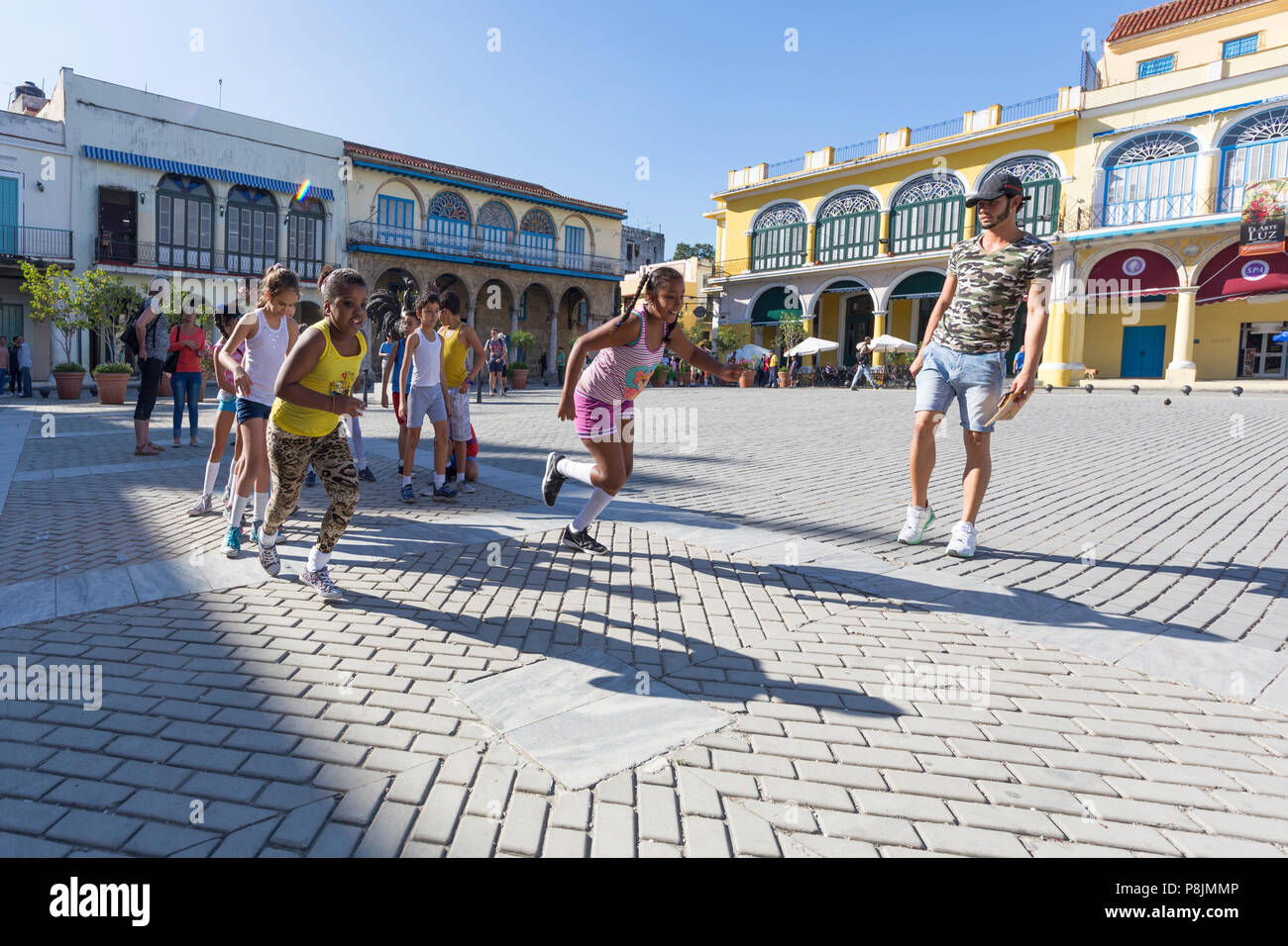 Schule Kinder für Rennen in Plaza Vieja in der Altstadt von Havanna, Kuba Stockfoto
