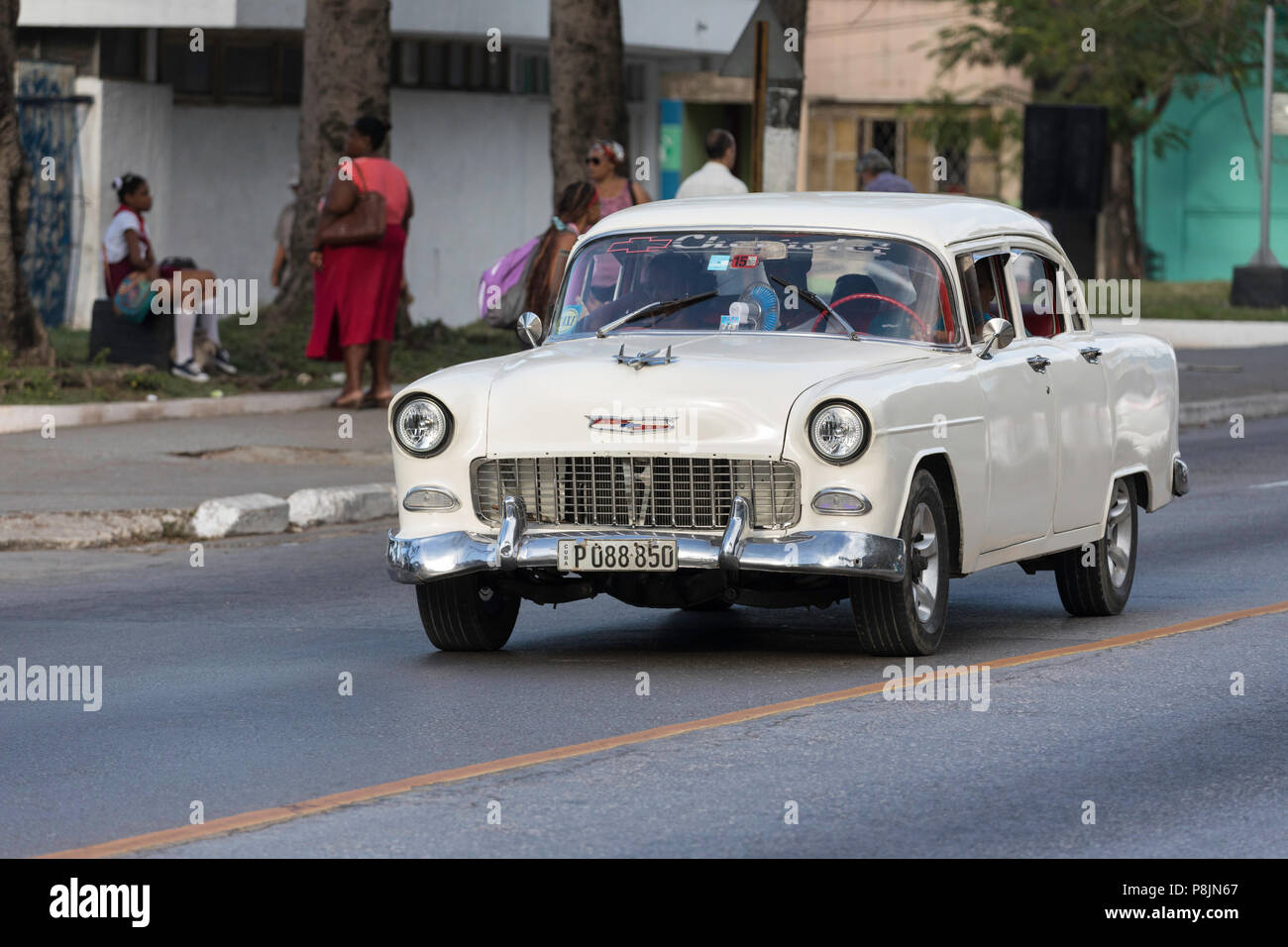 Classic American Auto als Taxi, lokal bekannt als almendrones, Havanna, Kuba verwendet. Stockfoto