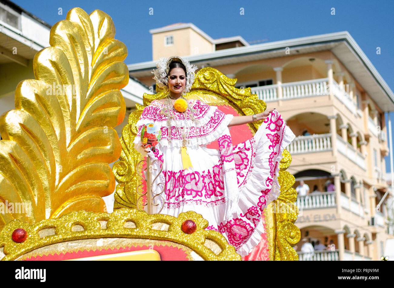 Frau mit einem Panamaschen traditionelles Kleid als "pollera "während" bekannte Festival de las Mil Polleras" in Las Tablas, Panama Stockfoto