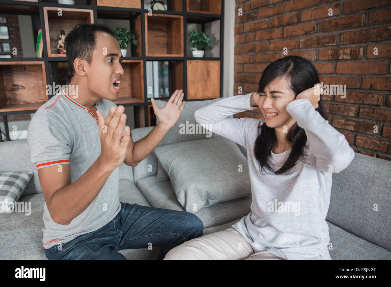 Paar Argument auf der Couch zu Hause im Wohnzimmer Stockfoto