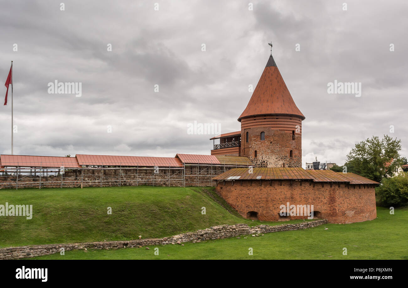 Der runde Turm und die Bastion von der Mitte des 14. Jahrhunderts, gotischen Stil mittelalterliche Burg in Kaunas, der zweitgrößten Stadt in Litauen. Stockfoto