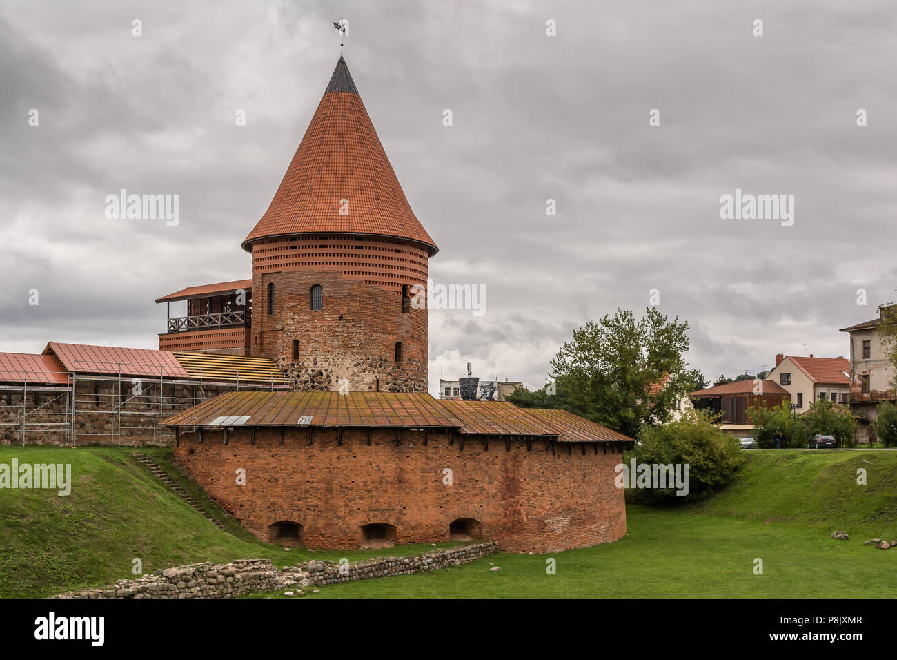 Der runde Turm und die Bastion von der Mitte des 14. Jahrhunderts, gotischen Stil mittelalterliche Burg in Kaunas, der zweitgrößten Stadt in Litauen. Stockfoto