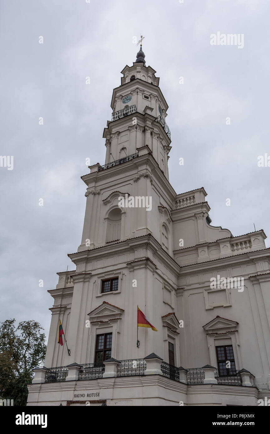 Das Rathaus von Kaunas (so genannte White Swan) in der Mitte des Rathausplatzes in Kaunas, Litauen. Das Gebäude stammt aus dem 16. Jahrhundert und ist füllen Stockfoto