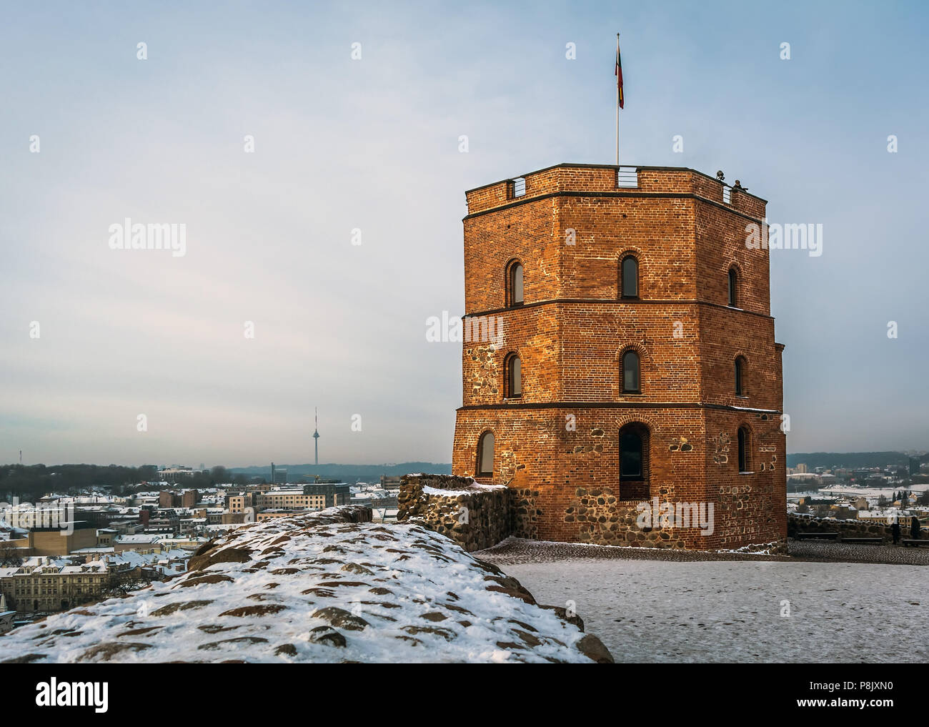 Blick auf den Gediminas' Turm - der restliche Teil des Oberen Schlosses in Vilnius, Litauen im frostigen Winter Tag. Der Turm ist ein Symbol von Vilnius und Stockfoto