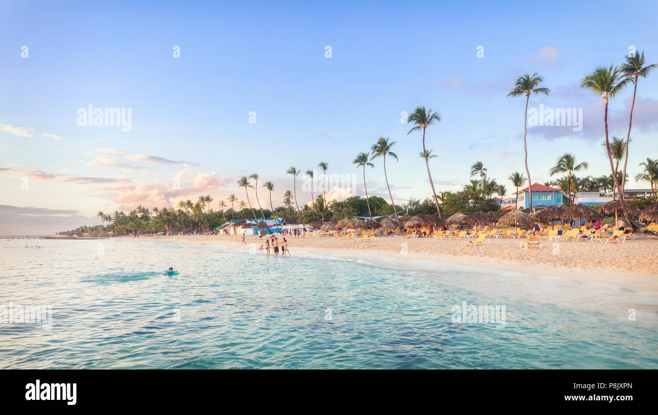 Sonnenuntergang am Strand von Bayahibe, La Romana, Dominikanische Republik Stockfoto
