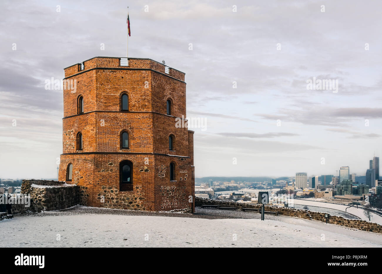 Blick auf den Gediminas' Turm - der restliche Teil des Oberen Schlosses in Vilnius, Litauen im frostigen Winter Tag. Der Turm ist ein Symbol von Vilnius und Stockfoto