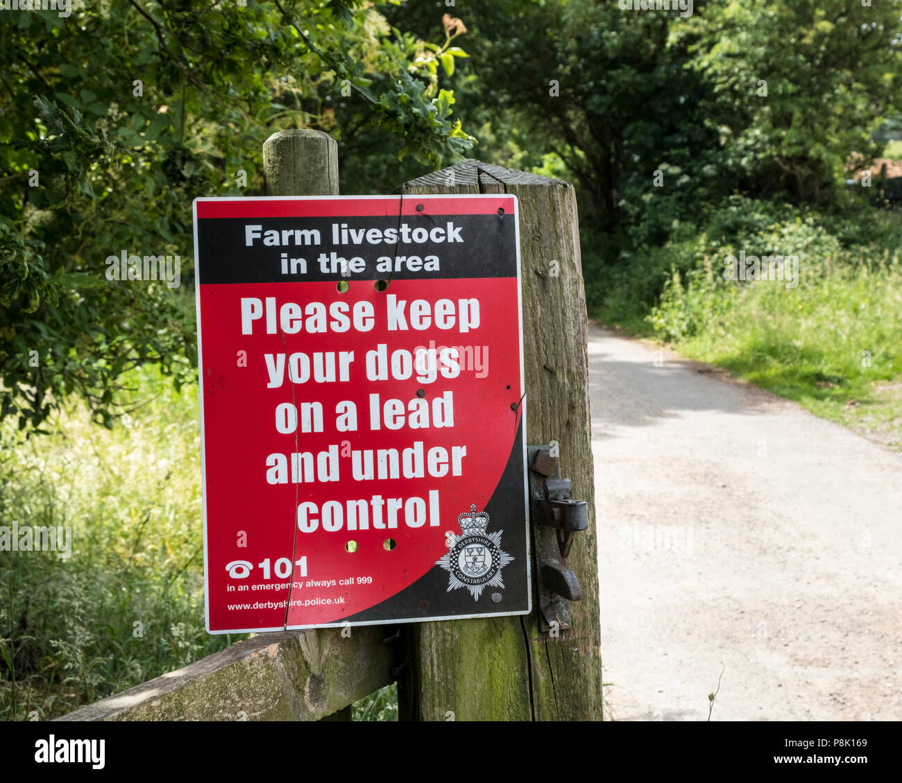 Bauernhof Tiere anmelden. Beachten Sie Menschen, die sich zu 'Bitte geben Sie Ihre Hunde an der Leine und unter Kontrolle zu halten', Derbyshire, England, Großbritannien Stockfoto