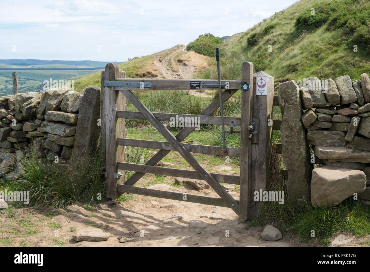 Holz- Fünf bar Gate in einer Trockenmauer in der Landschaft mit ein Zeichen, das die Grenze des Zugangs Land Land zu eröffnen, Derbyshire, England, Großbritannien Stockfoto