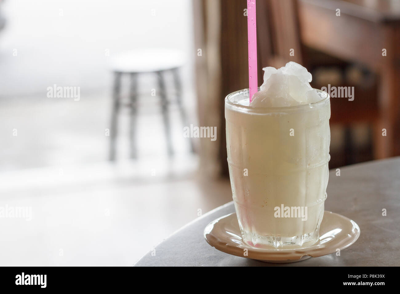 Zitronensaft in klarem Glas auf einem Durstigen Tag. Stockfoto