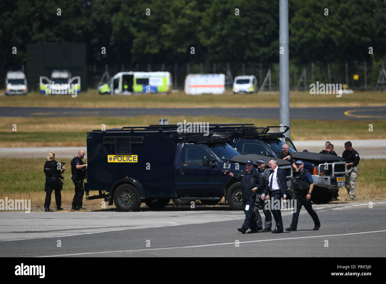 Sicherheit und Polizei warten auf die Ankunft des US-Präsidenten Trump und Melania Trump am Flughafen Stansted, London, Air Force One, für Ihren ersten offiziellen Besuch in Großbritannien. Stockfoto