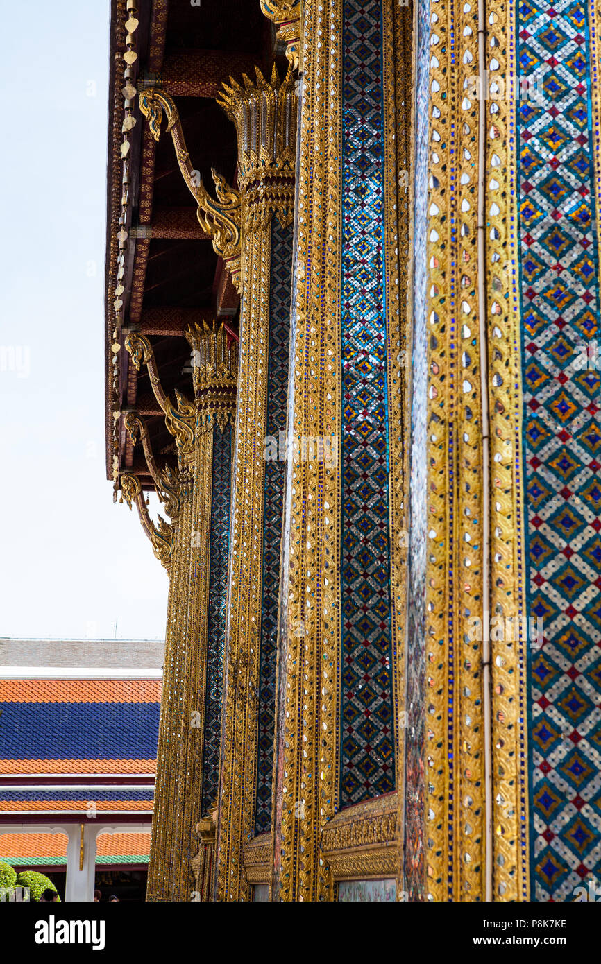 Schreiben auf ein Element innerhalb von Wat Phra Keo in Bangkok, Thailand Stockfoto