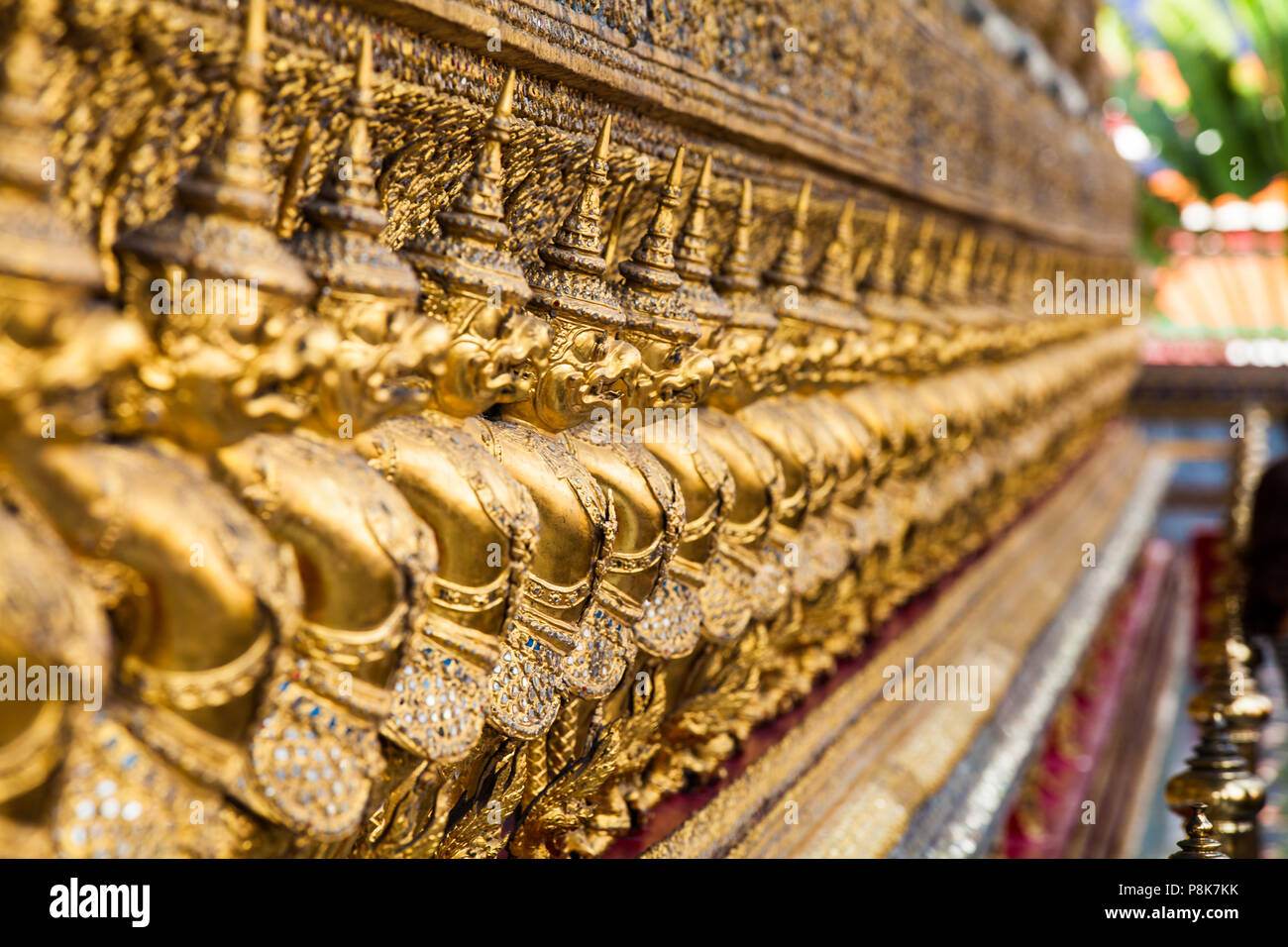 Externe Dekorationen der Ubosoth, dem Hauptgebäude des Wat Phra Keo in Bangkok, Thailand Stockfoto