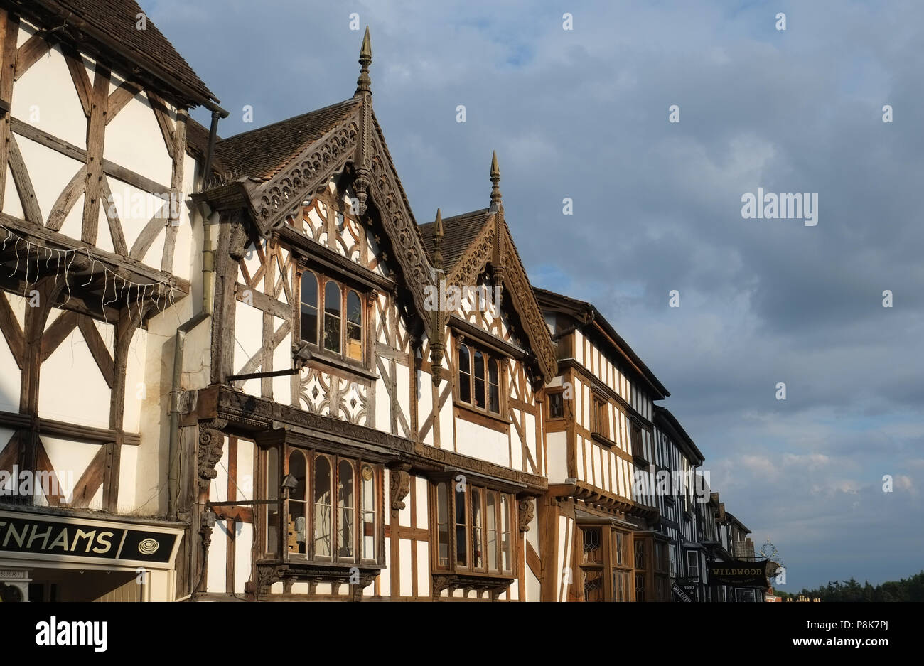 Broad Street, Ludlow, Shropshire, England. Großbritannien, Fachwerkgebäude mit geschnitzten Lastkahn-Brettern Stockfoto