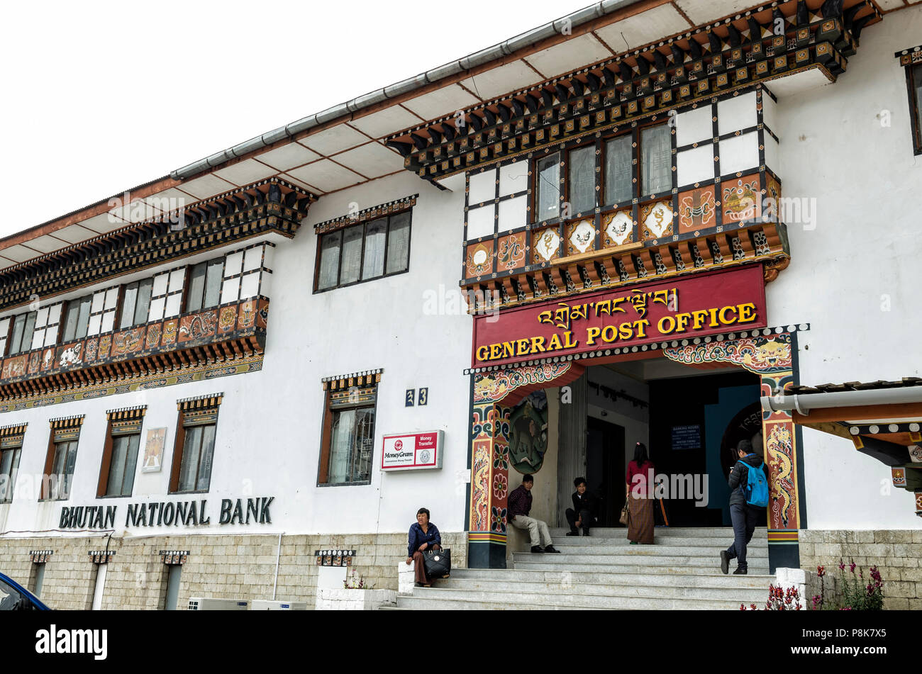 Thimpu, Bhutan - 11. April 2015: Der belebten und berühmten General Post Office und nationalen Bhutan Bank Gebäude in der Hauptstadt Thimpu Royal Govt von Bhuta Stockfoto