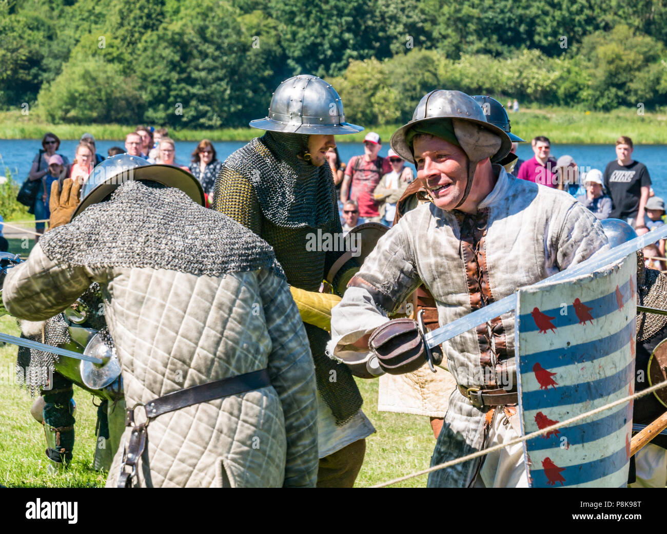 Mittelalterfest, Linlithgow Palace, Schottland. Sommer Familie Unterhaltung historische Saltire Society Mitglieder in mittelalterlichen Militär Kostüm re-Schlacht erlassen Stockfoto