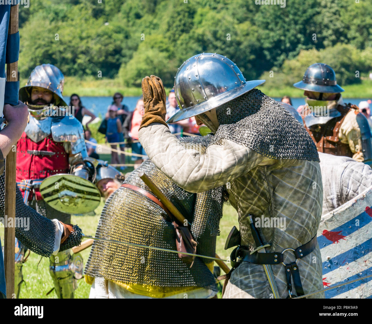 Mittelalterfest, Linlithgow Palace, Schottland. Sommer Unterhaltung für die ganze Familie. Historische Saltire Society Mitglieder in mittelalterlichen Militär Kostüm Schlacht reenact Stockfoto