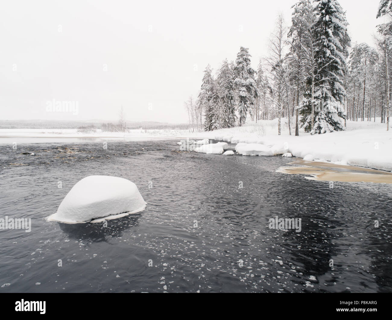 Winterlandschaft Szene mit Fluss und Schnee Stockfoto