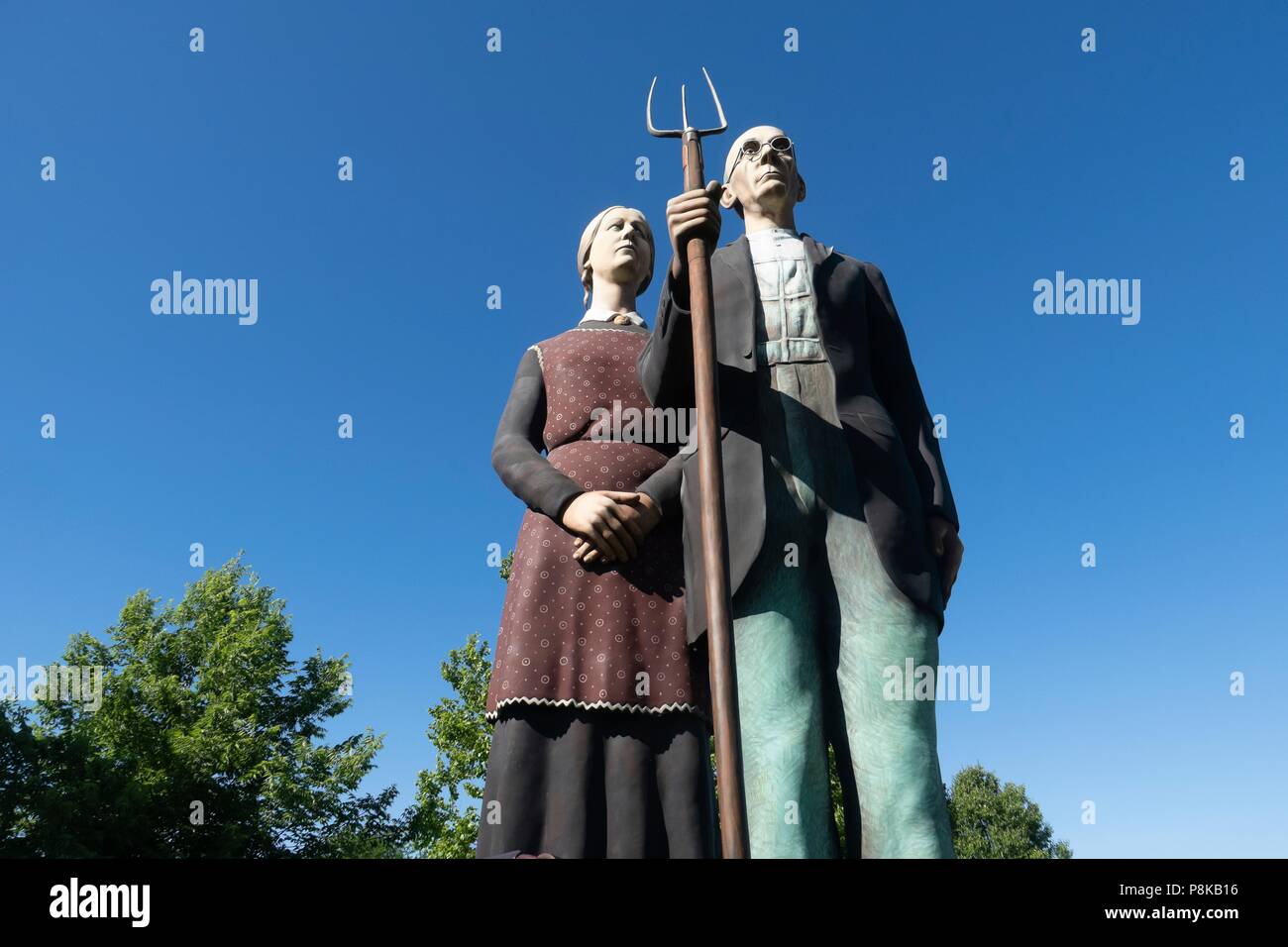 Seward Johnson's 25-Fuß-Statue "Gott segne Amerika" in Elkhart, Indiana Central Park ist eine 3-dimensionale Re - Erstellung von dem berühmten Gemälde "Amerikanische Stockfoto